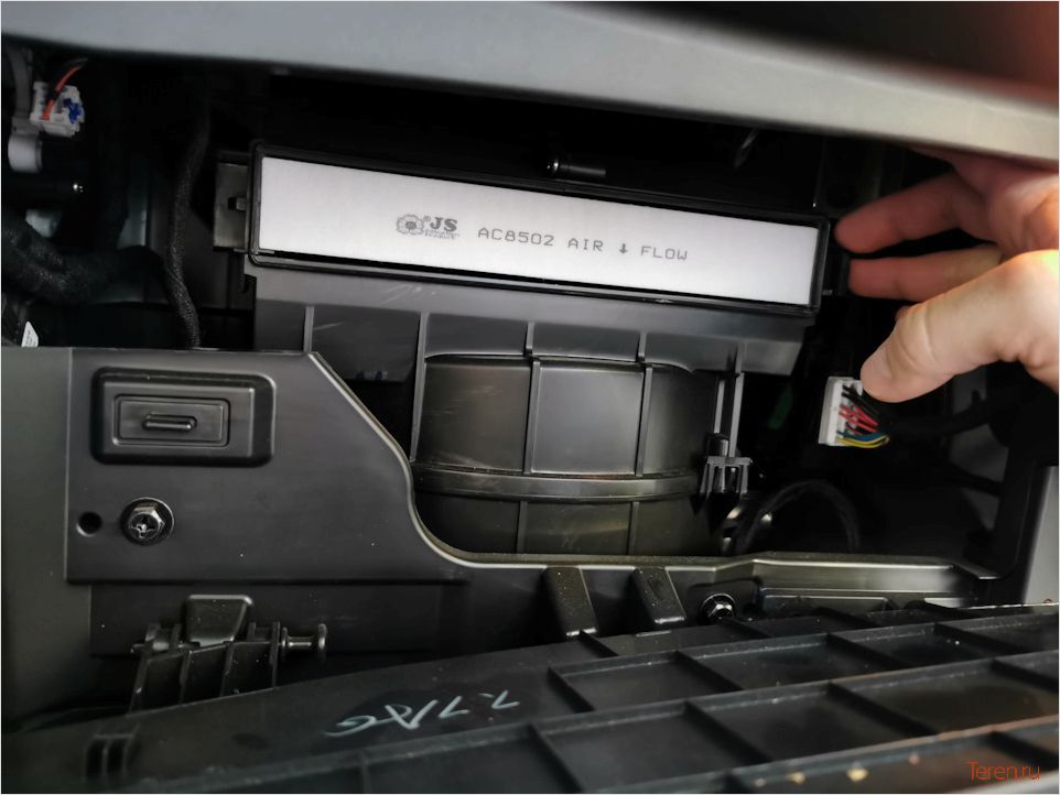 () Как самостоятельно заменить салонный фильтр на Geely Coolray?